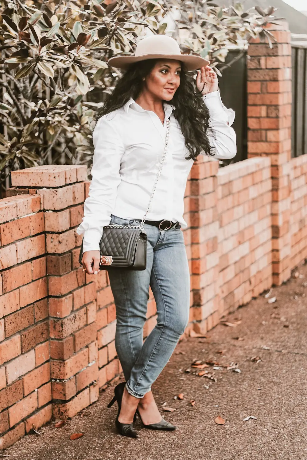 Parisian Style Best White Shirts For Women French Style Classic Women's White Shirt Paris Chic Style Button Down Long Sleeve Shirt White Skinny Jeans Auckland New Zealand StreetStyle Wear How to dress like a Parisian French Girl Style